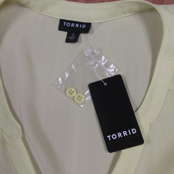 TORRID Peplum Georgette Button/Tie Front Top Plus Sz 2 (2X 18-20) Sunny Lime NWT - Picture 4 of 10